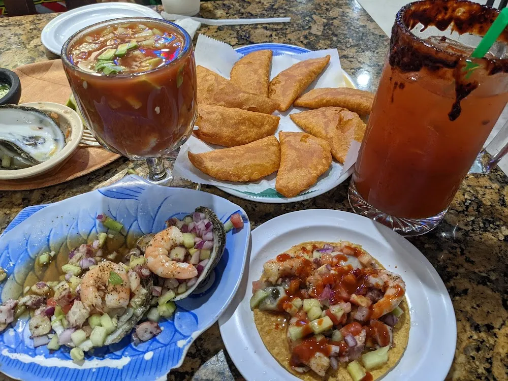 Coctel De Camarones Ostiones Preparados Michelada Empanadas De Camarón Con Queso